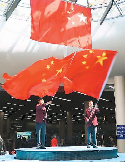 1月31日，河南郑州。漫天飞舞的雪花如约而至。正值春运返乡季，要注意防寒保暖。“好羡慕第一批已经回家过年的人啊”